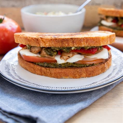 How many carbs are in tuscan pesto grilled chicken sandwich - calories, carbs, nutrition