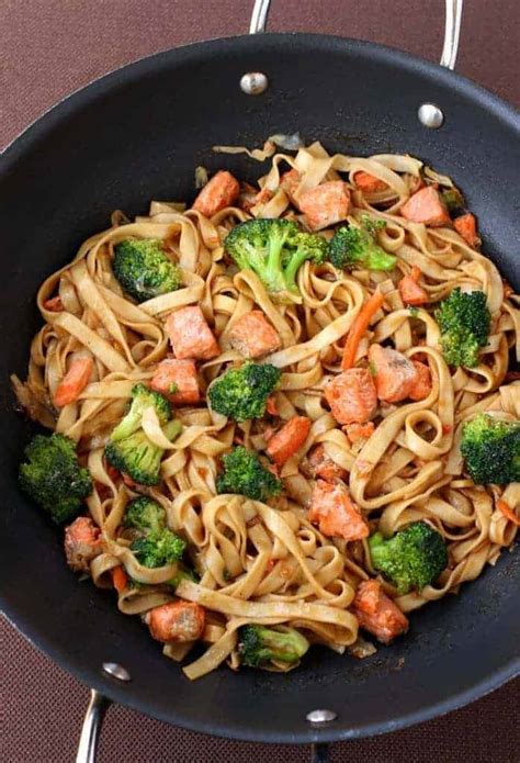 How many carbs are in twelve noodle bowl asian salmon broccoli - calories, carbs, nutrition