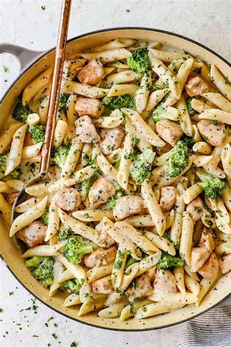 How many carbs are in twelve pasta bowl alfredo balsamic chicken broccoli - calories, carbs, nutrition