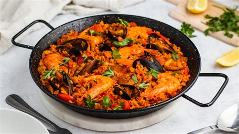 How many carbs are in valencian salmon and vegetable paella - calories, carbs, nutrition