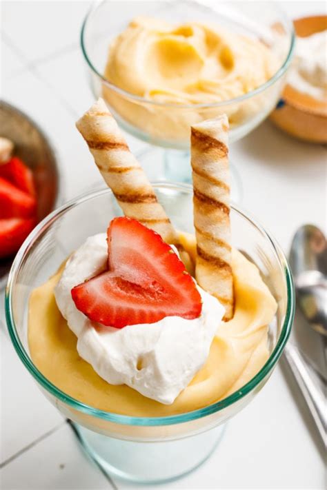 How many carbs are in vanilla pudding parfait - large - calories, carbs, nutrition