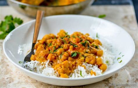 How many carbs are in vegetable and chick pea balti served with basmati rice - calories, carbs, nutrition