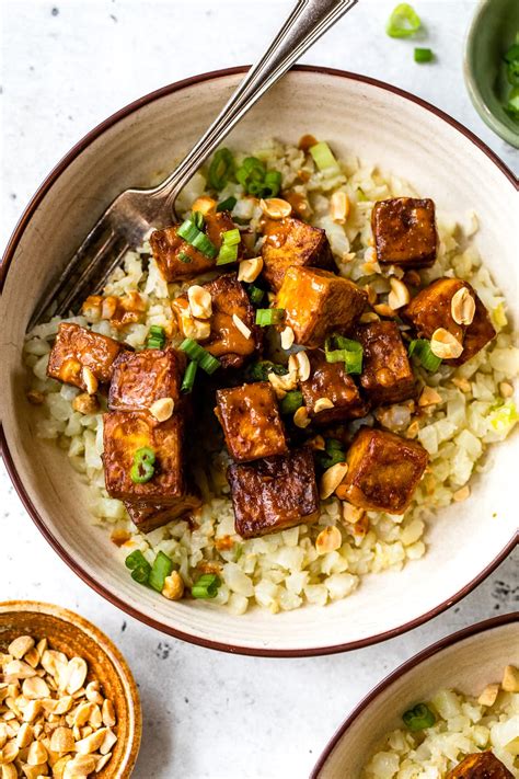 How many carbs are in vegetarian red peanut curry with tofu, brown rice, sugar snap peas (600veg) - calories, carbs, nutrition