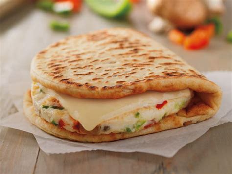 How many carbs are in veggie egg white flatbread sandwich - calories, carbs, nutrition