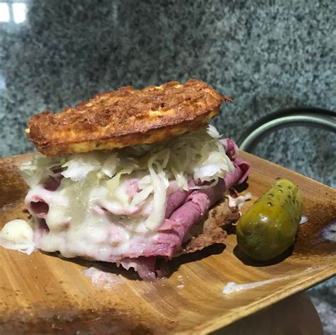 How many carbs are in veggie reuben on rye - calories, carbs, nutrition