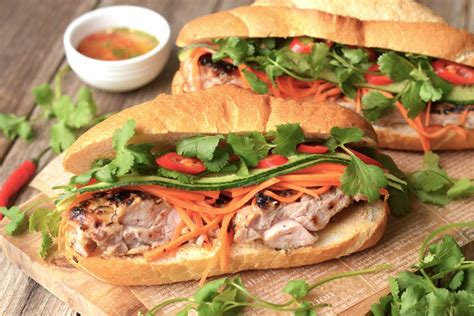 How many carbs are in vietnamese lemongrass chicken 'banh mi' - calories, carbs, nutrition