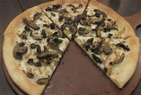 How many carbs are in well balanced magic mushroom pizza - calories, carbs, nutrition