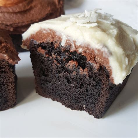 How many carbs are in white cake with fudge icing - calories, carbs, nutrition