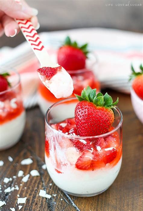 How many carbs are in white chocolate mousse cup with strawberries and chocolate - calories, carbs, nutrition