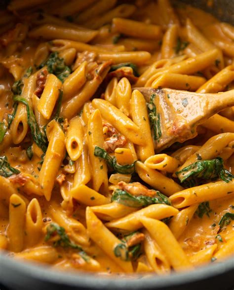 How many carbs are in white tomato creamy spinach pasta - calories, carbs, nutrition