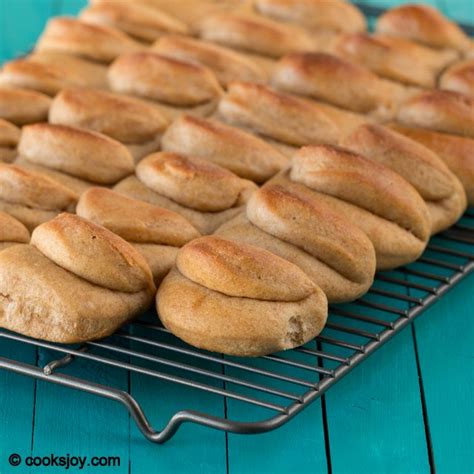 How many carbs are in whole wheat parker house rolls - calories, carbs, nutrition
