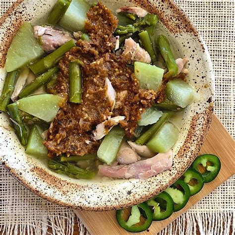 How many carbs are in yellow mole sauce - calories, carbs, nutrition