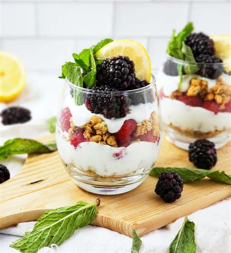 How many carbs are in yogurt parfait 9 oz honey red berry greek vanilla - calories, carbs, nutrition