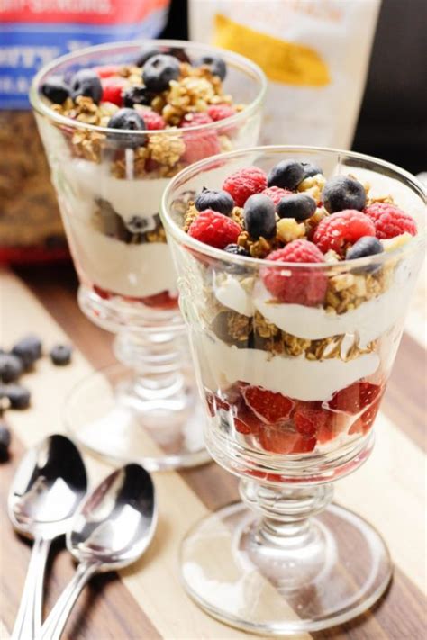 How many carbs are in yogurt parfait with berries - calories, carbs, nutrition