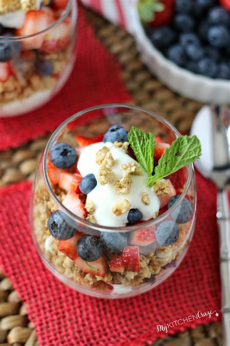 How many carbs are in yogurt parfait with berries and granola - calories, carbs, nutrition