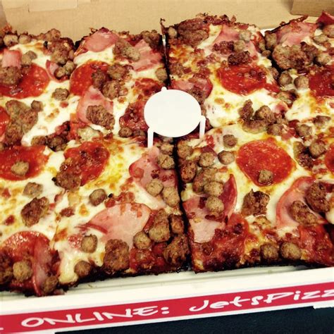 How many protein are in 8 corner pizza - calories, carbs, nutrition