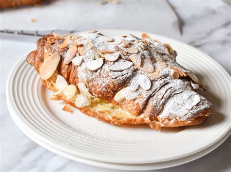 How many protein are in almond croissant - calories, carbs, nutrition