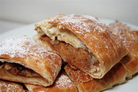 How many protein are in apple strudel - calories, carbs, nutrition