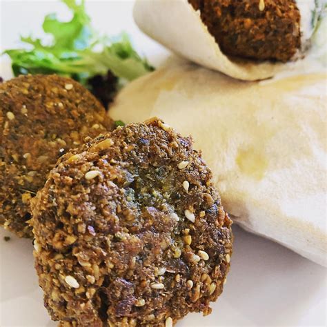 How many protein are in aromatic falafel served in a toasted soft bun - calories, carbs, nutrition