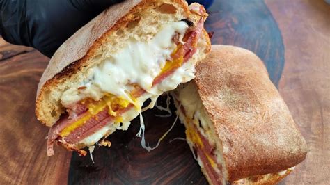 How many protein are in bacon 'n' cheese ciabatta burger - calories, carbs, nutrition
