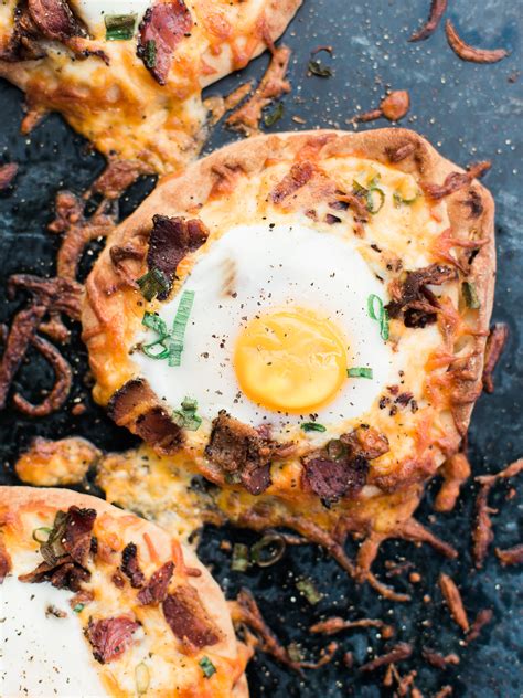 How many protein are in bacon and egg breakfast flatbread pizza - calories, carbs, nutrition