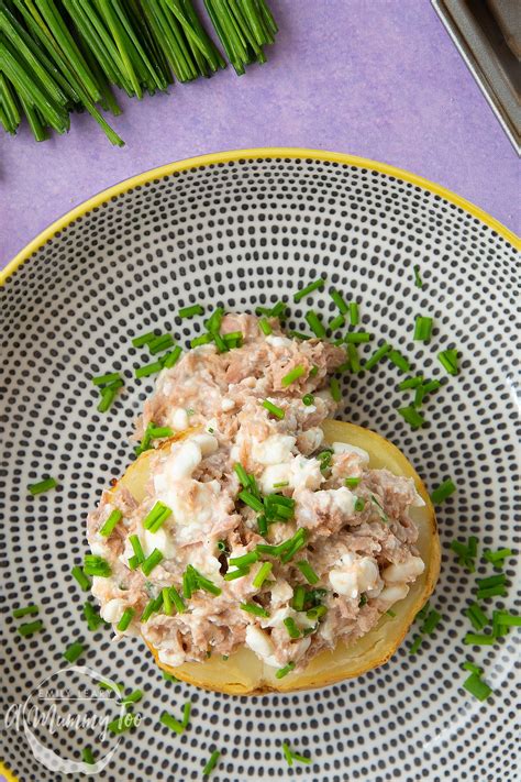 How many protein are in baked jacket potato with tuna - calories, carbs, nutrition