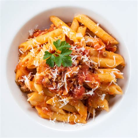 How many protein are in beef bolognese with penne pasta medium - calories, carbs, nutrition