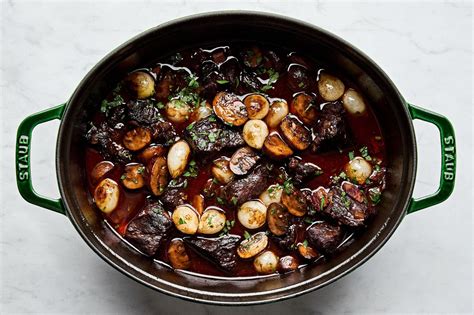 How many protein are in beef bourguignon served with savoy cabbage and creamed potatoes - calories, carbs, nutrition