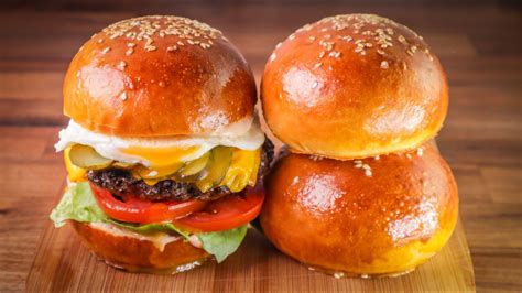 How many protein are in blt burger on white bun - calories, carbs, nutrition