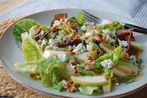 How many protein are in blue cheese salad - calories, carbs, nutrition