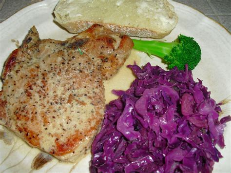 How many protein are in braised pork chops w/red cabbage & apple - calories, carbs, nutrition