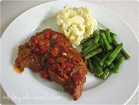 How many protein are in braised swiss steak - calories, carbs, nutrition