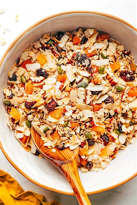 How many protein are in breakfast muesli parfait with dried fruits and nuts - calories, carbs, nutrition