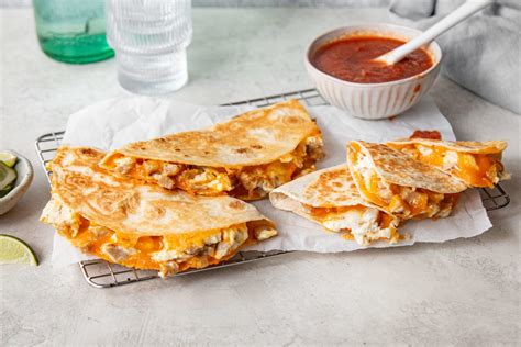 How many protein are in breakfast quesadilla - stg entree - calories, carbs, nutrition