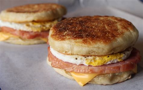 How many protein are in breakfast sandwich english muffin - calories, carbs, nutrition