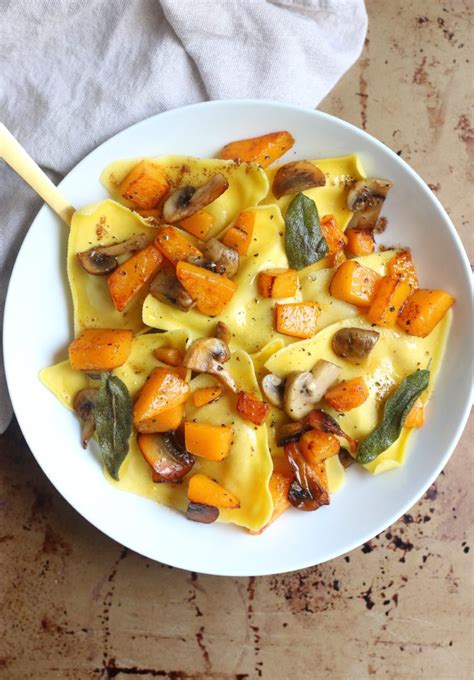 How many protein are in butternut squash ravioli, sage cream sauce, zucchini (600hs) - calories, carbs, nutrition