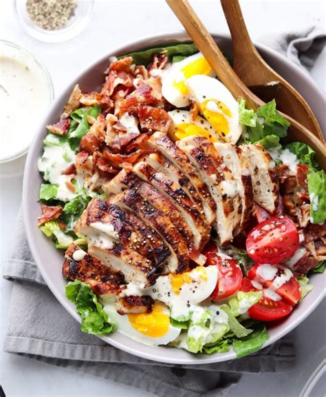 How many protein are in caesar salad with bacon - calories, carbs, nutrition