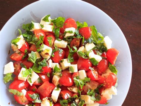 How many protein are in caprese salad plate - calories, carbs, nutrition