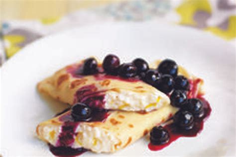 How many protein are in cheese blintzes with blueberry sauce - calories, carbs, nutrition