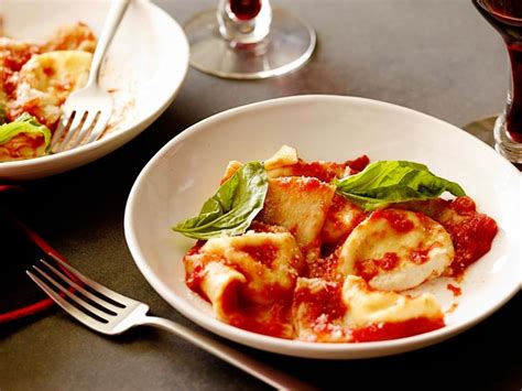 How many protein are in cheese ravioli with marinara sauce - calories, carbs, nutrition