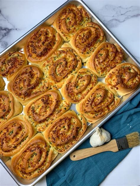 How many protein are in cheesy garlic rolls - calories, carbs, nutrition