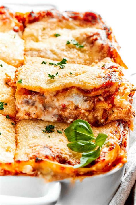 How many protein are in cheesy lasagna - calories, carbs, nutrition