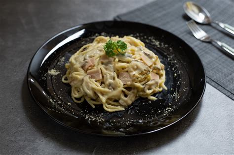 How many protein are in chicken and ham carbonara - calories, carbs, nutrition