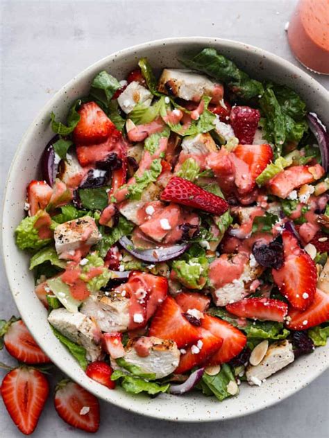 How many protein are in chicken and strawberry salad - calories, carbs, nutrition