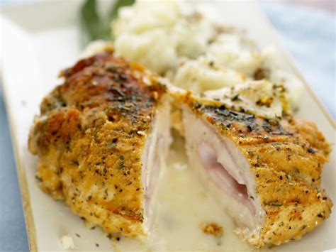 How many protein are in chicken cordon blu with mashed potato, gravy and vegetable - calories, carbs, nutrition