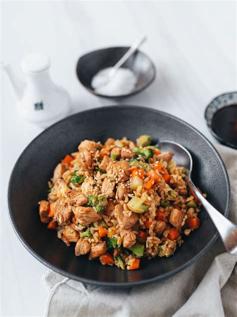 How many protein are in chicken fried rice (11933.0) - calories, carbs, nutrition