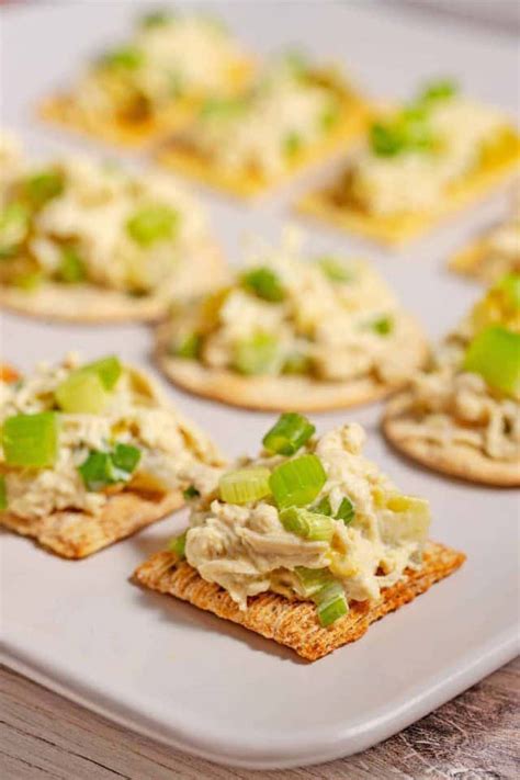 How many protein are in chicken salad with crackers - calories, carbs, nutrition