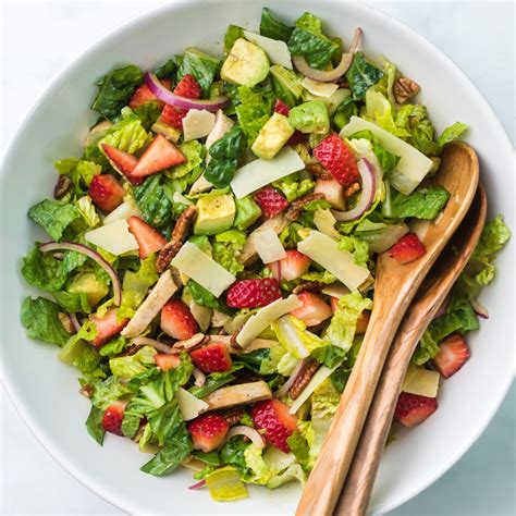 How many protein are in chicken strawberry salad with hazelnuts - calories, carbs, nutrition