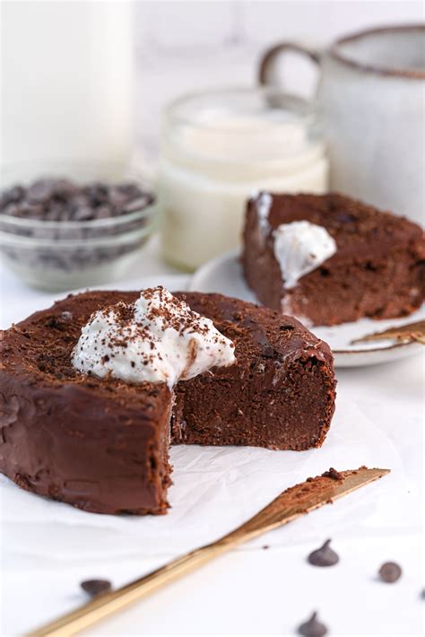 How many protein are in chocolate cake slice - calories, carbs, nutrition