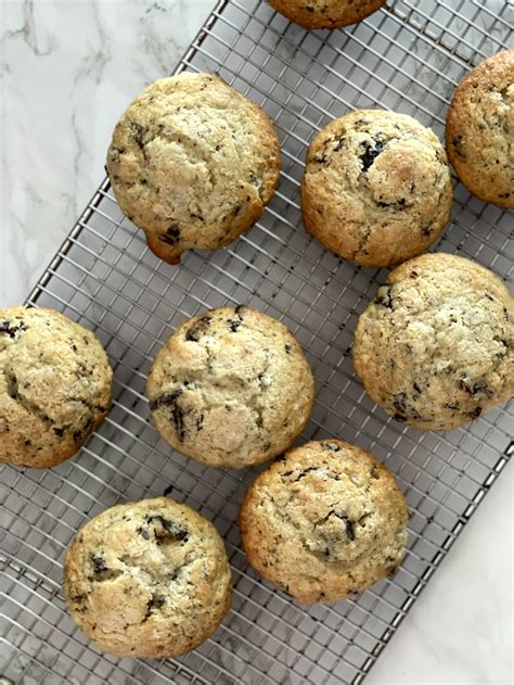 How many protein are in chocolate chunk muffins - calories, carbs, nutrition